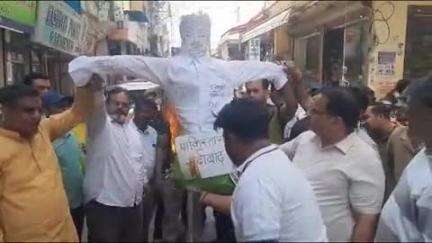 लक्सर: पहलगाम आतंकी हमले के विरोध में उद्योग व्यापार प्रतिनिधिमंडल में आक्रोश, बाजार क्षेत्र में फूंका पाकिस्तान का पुतला