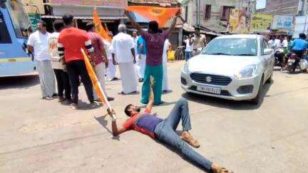 சிங்கம்புனரி: VHP சார்பில் வைக்கப்பட்டிருந்த பேனர் அகற்றம் - 4 ரோடு சந்திப்பில் RSS சார்பில் திடீர் சாலை மறியல், 15 பேர் கைது