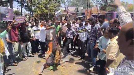 धार: पहलगाम आतंकी हमले के विरोध में धार में आतंकवाद का पुतला फूंका, लोगों में गुस्सा