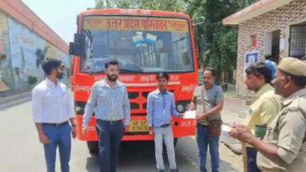 तमकुही राज: हाइवे चौराहे पर SDM व ईओ ने सड़क पर खड़े वाहनों और ठेलों का कटवाया चालान, 30 मिनट बाद फिर खड़ी होने लगी गाड़ियां