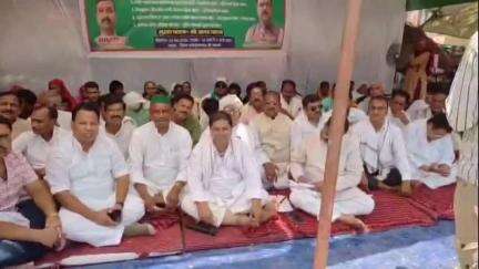 बेतिया: गरीब भूमिहीन परिवार के आवासन के लिए 5 डिसमिल जमीन आवंटन करने के लिए बेतिया में राजद झुग्गी-झोपड़ी प्रकोष्ठ ने दिया धरना