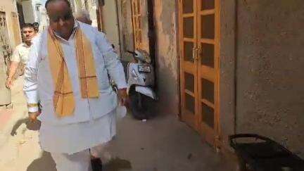 सिरसा: नोहरिया बाजार में गरीब परिवार के घर की छत गिरने पर चैरिटेबल ट्रस्ट ने की मदद, सहायता राशि दी