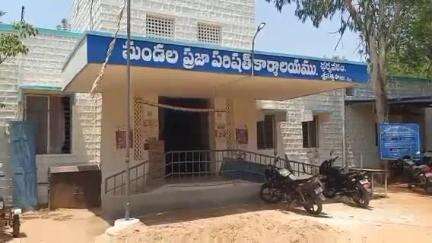 మండలంలో ఉత్తమ ఫలితాలు సాధించిన పదో తరగతి విద్యార్థులను శాలువాలతో సన్మానించిన ఎంపీడీవో సాయి మనోహర్