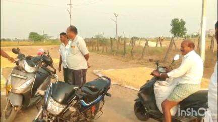 మానకొండూరు: అలుగునూరులో కల్లంలో ఆరబోసిన వరి ధాన్యాన్ని దొంగిలించిన గుర్తు తెలియని వ్యక్తులు