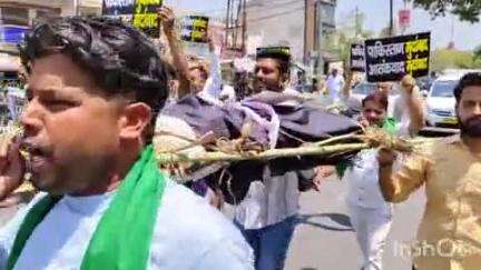 हापुड़: तहसील चौराहे पर किसान संगठन ने पाकिस्तान की शव यात्रा निकाल कर फूंका आतंकवाद का पुतला, पाकिस्तान मुर्दाबाद के लगे नारे