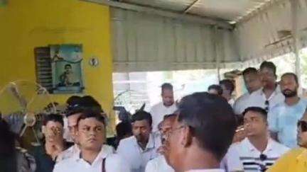 স্বরূপনগর: দলীয় কর্মীদেরকে বাড়িতে ডেকেই নববর্ষের শুভেচ্ছা জানালেন বিধায়ক, পাশাপাশি সাংগঠনিক বৈঠক অনুষ্ঠিত হলো