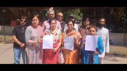 आसाराम बापू आश्रम की भूमि को अधिकृत न करने की मांग को लेकर कलेक्ट्रैट सभागार में ADM को सौंपा ज्ञापन