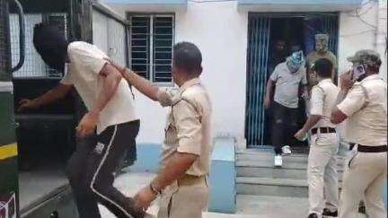 স্বরূপনগর: দত্তপাড়া শুট আউট কান্ডে অভিযুক্ত ছয় দুষ্কৃতিকারীকে জিজ্ঞাসাবাদে শেষে বসিরহাট মহকুমা আদালতে পাঠাল স্বরূপনগর থানার পুলিশ
