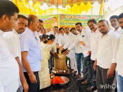 పరిగి: దిర్సంపల్లిలో ఐకేపీ ఆధ్వర్యంలో ఏర్పాటు చేసిన వరి ధాన్యం కొనుగోలు కేంద్రాన్ని ప్రారంభించిన MLA రామ్మోహన్ రెడ్డి