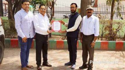 सिवनी: मुख्यमंत्री उत्कृष्टता पुरस्कार से सम्मानित शिक्षक भूपेंद्र चौधरी को कलेक्टर और डीईओ ने किया सम्मानित