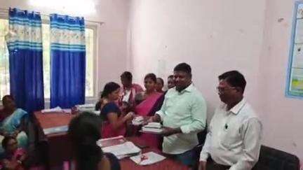 सोनुआ: प्रखंड कार्यालय में विधायक जगत माझी ने आंगनबाड़ी सेविकाओं को वितरित किए स्मार्टफोन