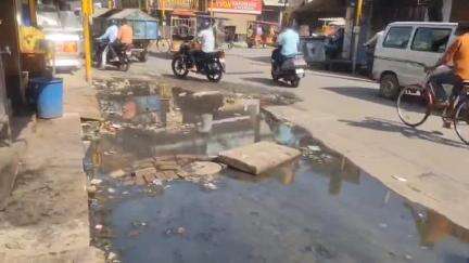शाहजहांपुर: सदर थाना क्षेत्र में लाल इमली चौराहे पर नाली का पानी सड़कों पर आने की वजह से दुकानदार व राहगीर परेशान #jansamasya