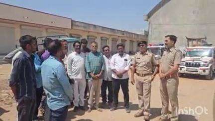 બાલાસિનોર: બાલાસિનોર એપીએમસી ખાતે વાહનો ઉપર રેડિયમ રિફલેકટર લગાડવાની કામગીરી હાથ ધરવામાં આવી