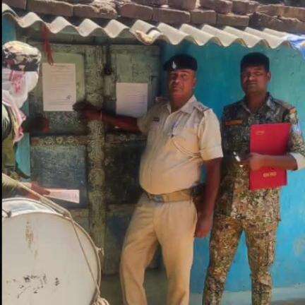 बरकागाँव: बुढ़मू पुलिस ने बड़कागांव थाना क्षेत्र के देवगढ़ में वारंटी के घर पर इतिहास चिपकाया