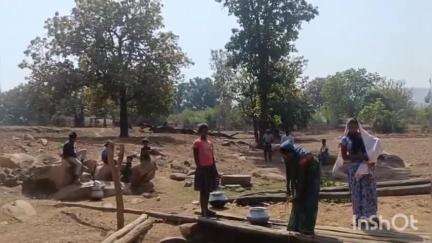 लखनपुर: ग्राम लवजी कोरवापारा में निवासरत पहाड़ी कोरवा जनजाति के लोग पांच महीने से ढोडी का पानी पीने को मजबूर