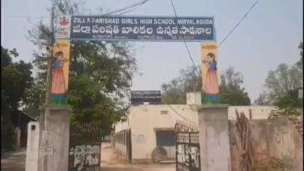 మిర్యాలగూడ: ఓపెన్ టెన్త్ పరీక్షల్లో ఒకరికి బదులు మరొకరు పరీక్షలు రాస్తున్న విద్యార్థిని పోలీసులకు అప్పగించిన విద్యాశాఖ అధికారులు