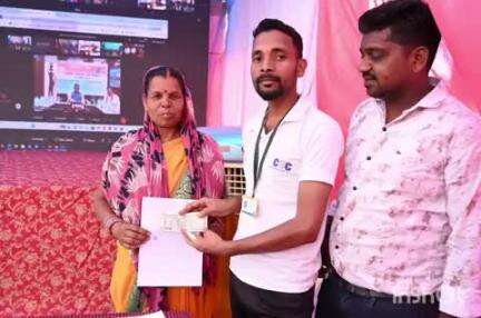 बैकुंठपुर: कोरिया में अटल डिजिटल सुविधा केंद्र से महिलाओं ने निकाली महतारी वंदन योजना की राशि