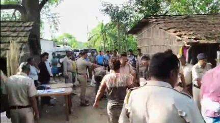 ডোমকল: গড়াইমারিতে বাড়িতে মজুদ থাকা প্রায় 20 হাজার ফেনসিডিলের বোতল উদ্ধার করল পুলিশ, পলাতক বাড়ি মালিক