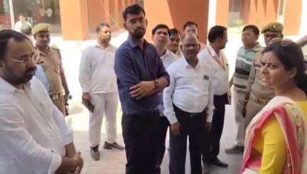 रुदौली: मांजनपुर में नोडल अफसर ने उद्घाटन से पूर्व आयुर्वेदिक मेडिकल कॉलेज का किया निरीक्षण, सीडीओ भी रहे मौजूद