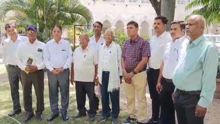 बड़गांव: शिवराजपुर में युवती का शव मिलने के मामले में प्रजापति समाज ने कलेक्ट्रेट में IG व संभागीय आयुक्त को सौंपा ज्ञापन