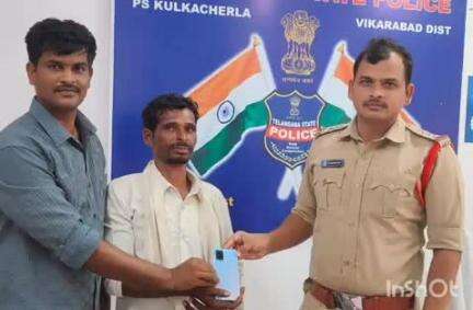 పరిగి: కుల్కచర్ల పోలీస్ స్టేషన్ ఆవరణంలో బాధితునికి ఫోన్ అందజేసిన ఎస్ఐ అన్వేష్ రెడ్డి