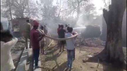 मिल्कीपुर: ग्राम सभा बरिया निसारु में अज्ञात कारणों से लगी आग, आठ घरों की गृहस्थी और 10 बकरियां जल गईं