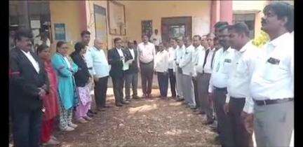 ಲಕ್ಷ್ಮೇಶ್ವರ: ಸದಾಶಿವರೆಡ್ಡಿ ಮೇಲಿನ ಹಲ್ಲೆ ಖಂಡಿಸಿ ಪಟ್ಟಣದಲ್ಲಿ ತಾಲೂಕ ವಕೀಲರ ಸಂಘದಿಂದ ಪ್ರತಿಭಟನೆ