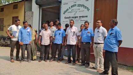 দিনহাটা ১: কাশ্মীরে জঙ্গি হামলায় ঘটনায় দিনহাটায় কালা দিবস পালন পশ্চিমবঙ্গ ল ক্লার্কস এসোসিয়েশনের দিনহাটা শাখা