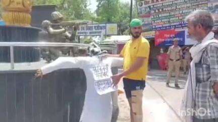 अकबरपुर: पहलगाम आतंकी हमले के विरोध में अकबरपुर पुरानी तहसील तिराहे पर सामाजिक संगठनों ने फूंका पुतला