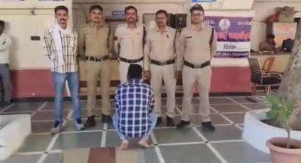 टीकमगढ़: कोतवाली थाना पुलिस ने ₹3000 के फरार इनामी आरोपी को गिरफ्तार किया