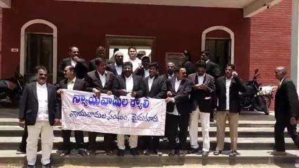 మైదుకూరు: పెహల్గాం లో ఉగ్రవాదుల దాడిని ఖండిస్తూ మైదుకూరులో  న్యాయవాదుల నిరసన