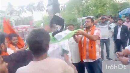 उन्नाव: निराला पार्क के पास अखिल भारतीय विद्यार्थी परिषद के कार्यकर्ताओं ने पहलगाम में आतंकी हमले के विरोध में आतंकवाद का जलाया पुतला
