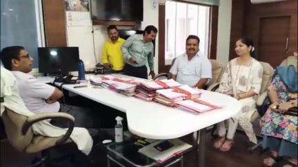 सांवेर: UPSC में इंदौर की दिव्यांशी पांडे को मिली 571वीं रैंक, कलेक्टर आशीष सिंह ने दी बधाई