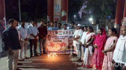 लातेहार: पहलगाम हमले की निंदा में कांग्रेस ने लातेहार में कैंडल जलाया