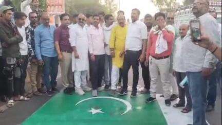 देवास: सयाजी द्वार के सामने सड़क पर पाकिस्तान का झंडा बना, हुआ विरोध प्रदर्शन
