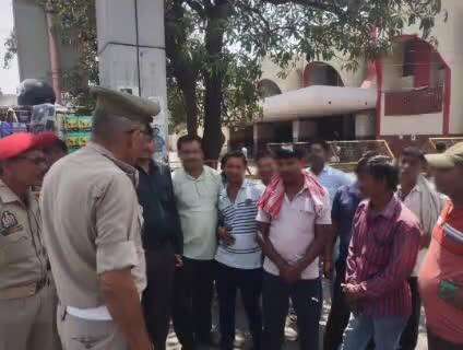 मुरादाबाद: ट्रैफिक पुलिस ने रेलवे स्टेशन के बाहर लोगों को यातायात नियमों के प्रति जागरूक किया