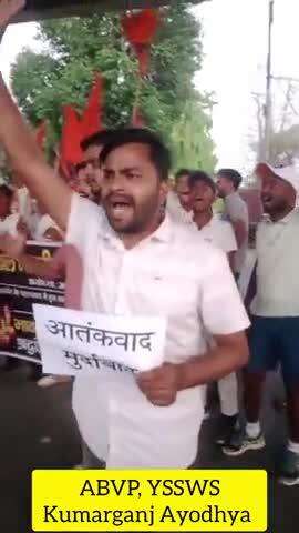 कश्मीर में दिल दहला देने वाली घटना के विरोध में केंडल मार्च करते युवा शक्ति सोशल वेलफेयर सोसाइटी के अध्यक्ष शुभम सिंह ।