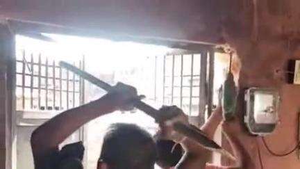 कोईलवर: रतनपुर गांव में हत्याकांड के फरार आरोपी के घर पुलिस ने की कुर्की जब्ती की कार्रवाई