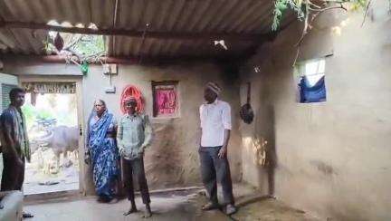 ಗೋಕಾಕ: ಗೋಕಾಕ ತಾಲೂಕಿ ಸಾವಳಗಿ ಗ್ರಾಮದಲ್ಲಿ ಭಾರಿ ಮಳೆ ಗಾಳಿಗೆ ನೆಲಕ್ಕುರುಳಿದ ಮರ,ಅಪಾರ ಪ್ರಮಾಣದ ವಸ್ತುಗಳ ಹಾನಿ#localissue