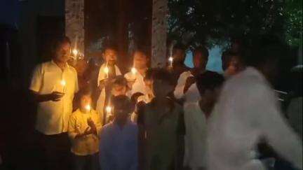 नौगावां सादात: जम्मू कश्मीर के पहलगाम में आतंकी हमले में मारे गए लोगों की आत्मा की शांति के लिए नौगांवा में कैंडल मार्च निकाला गया