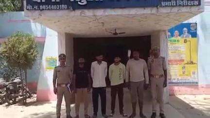 सकलडीहा: मारूफपुर बाजार के पास से पुलिस ने 4 गौ तस्करों को किया गिरफ्तार, दो पिकअप में 4 जिंदा और 4 मृत गोवंश बरामद