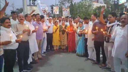 छतरपुर नगर: पहलगाम घटना के विरोध में कांग्रेस ने कार्यालय से छत्रसाल चौक तक कैंडल मार्च निकाला