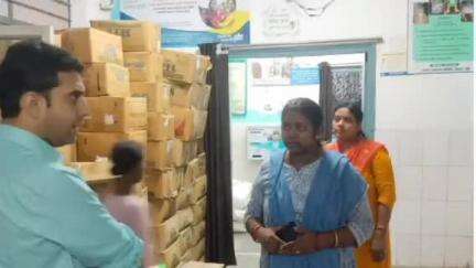 बथनाहा: बथनाहा प्राथमिक स्वास्थ्य केंद्र का डीएम ने किया औचक निरीक्षण
