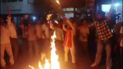 बिल्सी: आतंकी हमले के विरोध में हिंदू वाहिनी के कार्यकर्ताओं ने बिल्सी नगर में नारेबाजी कर पाकिस्तान का पुतला फूंका