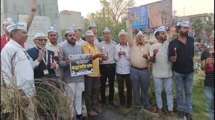 प्रयागराज: पहलगाम आतंकी हमले में मारे गए पर्यटकों को आम आदमी पार्टी के कार्यकर्ताओं ने सुभाष चौराहे पर दी श्रद्धांजलि