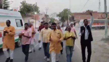 बीकापुर: पहलगाम में आतंकी हमले में मृतकों को श्रद्धांजलि देने के लिए तारुन बाजार में निकाला गया कैंडल मार्च