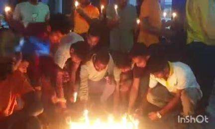 खगड़िया: शहर में आतंकवादियों के खिलाफ कड़ी कार्रवाई की मांग को लेकर कैंडल मार्च निकाला गया