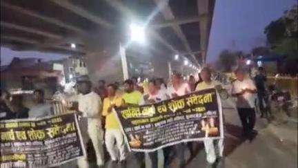 मिल्कीपुर: पहलगाम में हुए आतंकी हमले में मारे गए लोगों की आत्मा की शांति के लिए कुमारगंज में निकाला गया कैंडल मार्च
