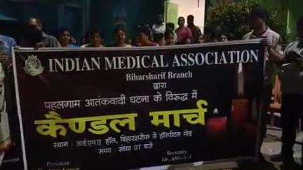 बिहार: पहलगाम आतंकी हमले के विरोध में इंडियन मेडिकल एसोसिएशन ने निकाला कैंडल मार्च