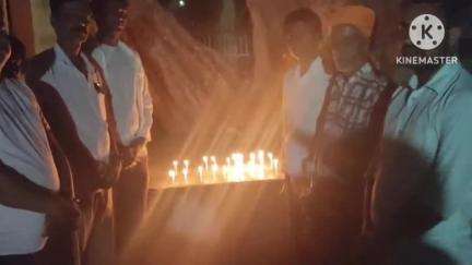 पिछोर: पिछोर ब्लॉक के ग्राम पंचायत मनपुरा में आज शाम गांधी पार्क पर श्रद्धांजलि अर्पित की गई